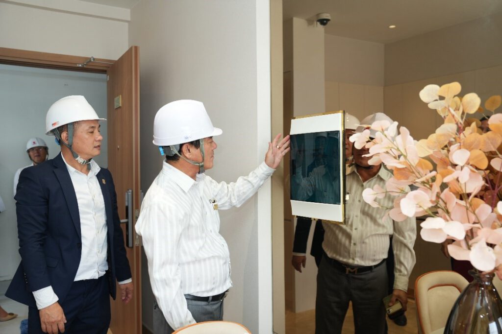 Ông Nguyễn Thuận – Phó Chủ tịch HĐQT Kim Oanh Group – đang kiểm tra một hạng mục trong căn hộ Legacy Central